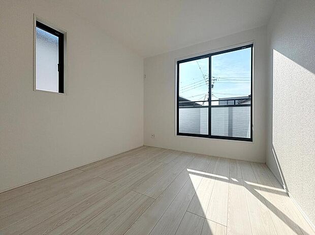 【リビング以外の居室】【1号棟】広々とした居住空間は日々の暮らしを彩り、心のやすらぎと満足感を与えてくれます。通風と採光を考慮した設計は子供たちはのびのび育ち、家族のくつろぎと団らんを生み出します。