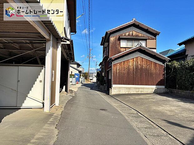 【前面道路含む現地写真】前面道路は交通量の少ない道路です。ゆとりがあり、駐車時もゆっくりと落ち着いて行える立地環境になっています♪