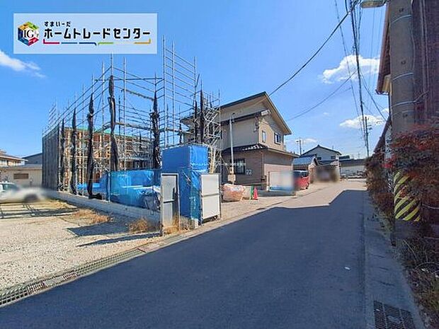 【 前面道路含む現地写真】前面道路は交通量の少ない道路です。ゆとりがあり、駐車時もゆっくりと落ち着いて行える立地環境になっています♪　　