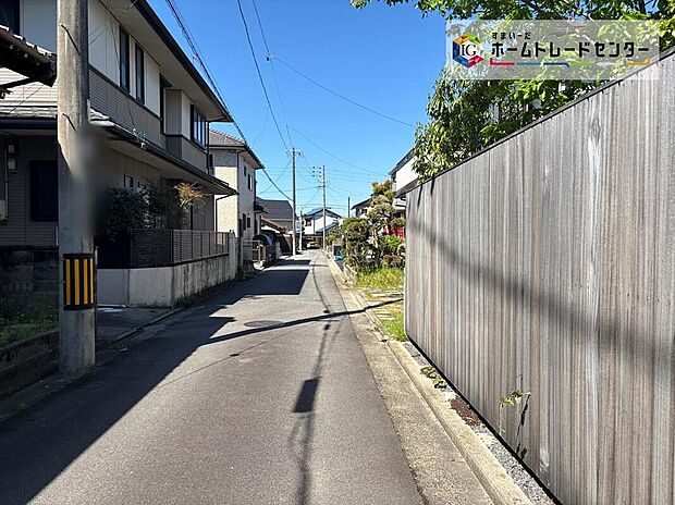 【前面道路含む現地写真】前面道路は交通量の少ない道路です。ゆとりがあり、駐車時もゆっくりと落ち着いて行える立地環境になっています♪　　