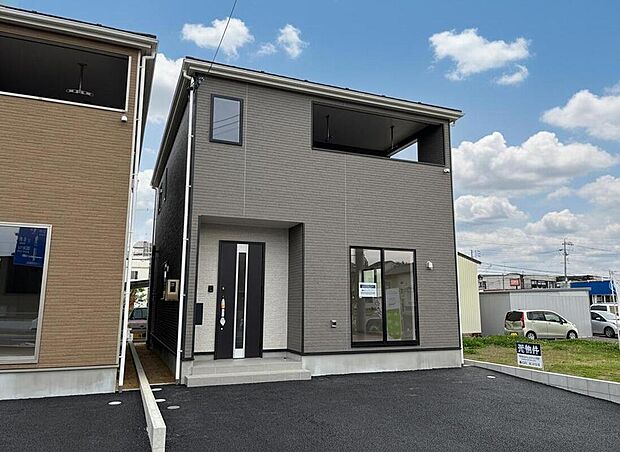 【現地外観写真】堂々完成いたしました！ぜひ現地にて、実際の建物・街並み・日当たり等ご確認下さい♪お気軽にお問い合わせください☆