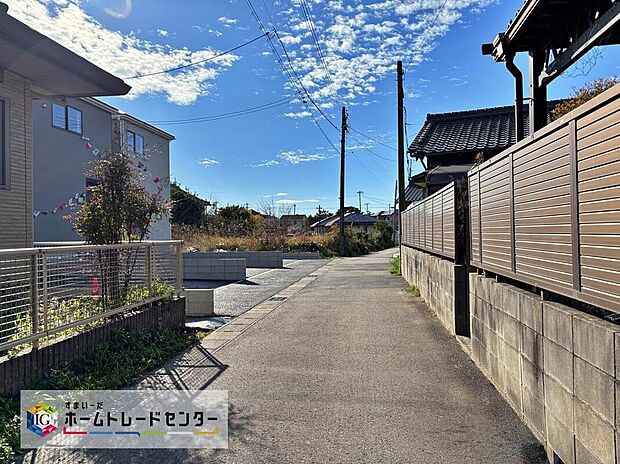 【前面道路含む現地写真】交通量が少ない住宅街なので雨の日でも車の走行音も気になりません。住人以外の車の進入も少なく、小さなお子様を持つご家庭にも安心です◎