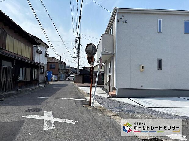 【前面道路含む現地写真】前面道路幅員は2.2～6.4ｍです♪見通しが良く駐車もゆとりをもって行えます♪