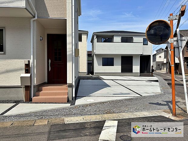 【現地外観写真】並列で2台駐車可能なカースペースをご用意しております！もちろんご家族分の駐輪スペースとしても使用できます。急な来客でも気兼ねなくお招きできますね♪　　　