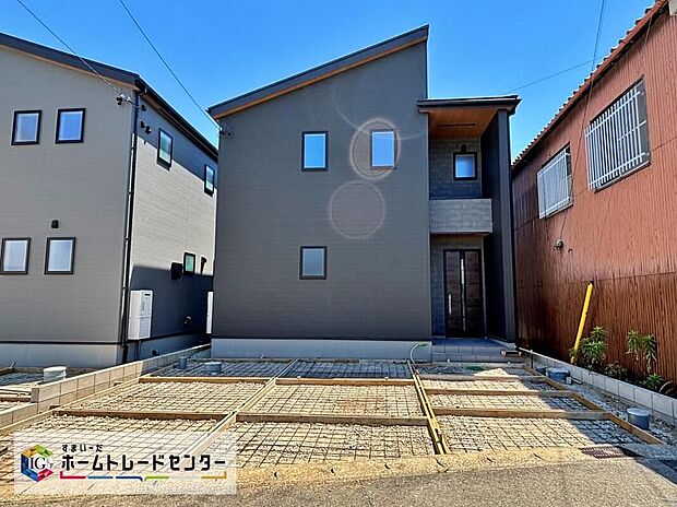 【現地外観写真】【１号棟】一戸建ての大きなメリットは、「自分の土地」を自由に使えること。好きなペットが飼えるほか、ガーデニングやＤＩＹ、車やバイクの手入れなど様々な趣味を楽しめます♪