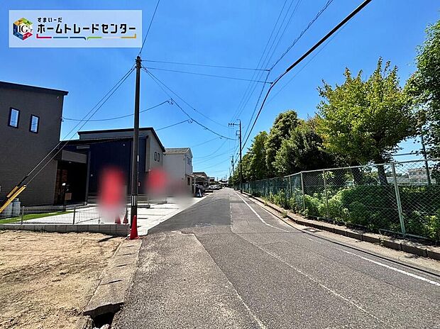 【前面道路含む現地写真】前面道路の幅員は約4.6～9ｍ。見通しが良く駐車もゆとりをもって行えます♪