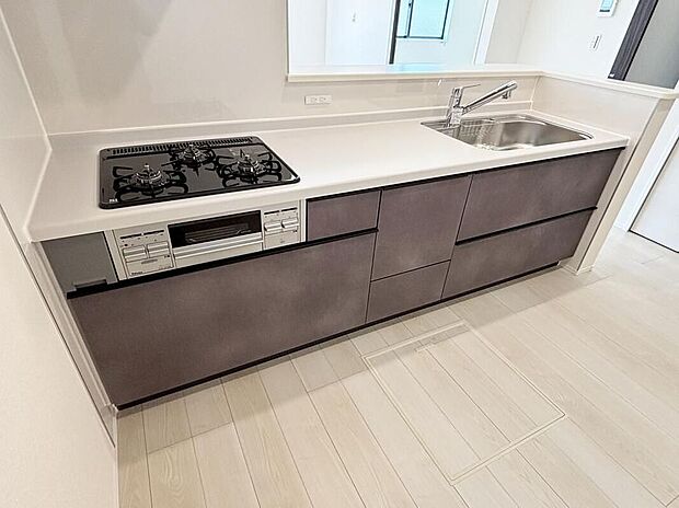 【キッチン】【１号棟】収納力豊富なシステムキッチン。大型スライド収納付きで、すっきり片付けやすいキッチンです。
床下収納もついてたっぷり収納できます♪
