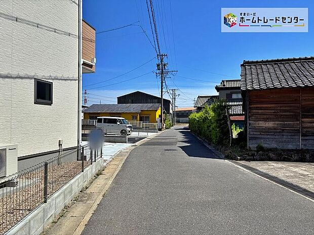【前面道路含む現地写真】前面道路は交通量の少ない道路です。ゆとりがあり、駐車時もゆっくりと落ち着いて行える立地環境になっています♪　　