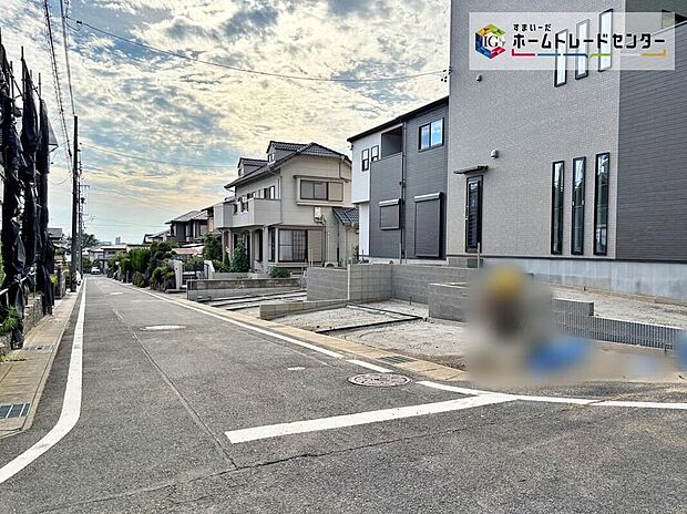 【前面道路含む現地写真】南面道路に面した陽当たり良好な住まい。駐車スペース3台分を確保し、お車の出し入れもスムーズです。