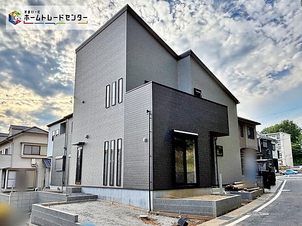 【現地外観写真】【２号棟】流行に左右されず、将来にわたって価値が継続する「上質」な佇まい。おしゃれな雰囲気や自然の潤い、親しみやすさといった暮らしを豊かにしてくれる住空間です。