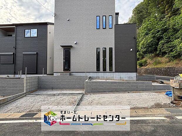 【現地外観写真】【２号棟】戸建ては、ご自分の土地を自由に使えるのが最大のメリット。好きなペットを飼ってみたり、庭を草花で素敵に彩りガーデニングを楽しんだりと、様々な「やりたかったこと」が叶います♪