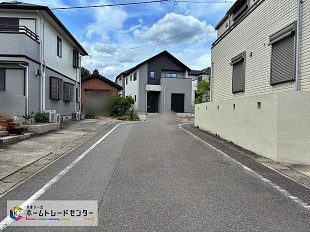 【前面道路含む現地写真】前面道路は交通量の少ない道路です。ゆとりがあり、駐車時もゆっくりと落ち着いて行える立地環境になっています♪　　