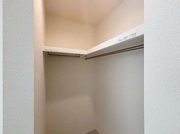 【収納】【１号棟】大きな荷物も収納可能なウォークインクローゼット付き！季節ごとの入れ替え不要な嬉しい設備になっています♪
