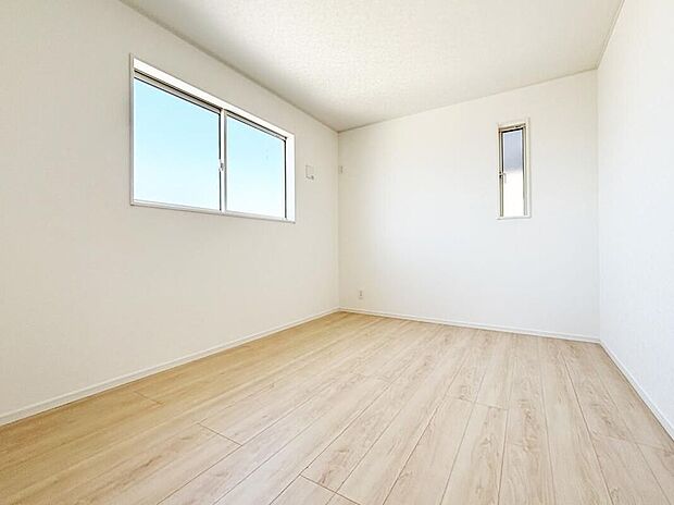 【リビング以外の居室】（１号棟）広々とした居住空間は日々の暮らしを彩り、心のやすらぎと満足感を与えてくれます。通風と採光を考慮した設計は子供たちはのびのび育ち、家族のくつろぎと団らんを生み出します。
