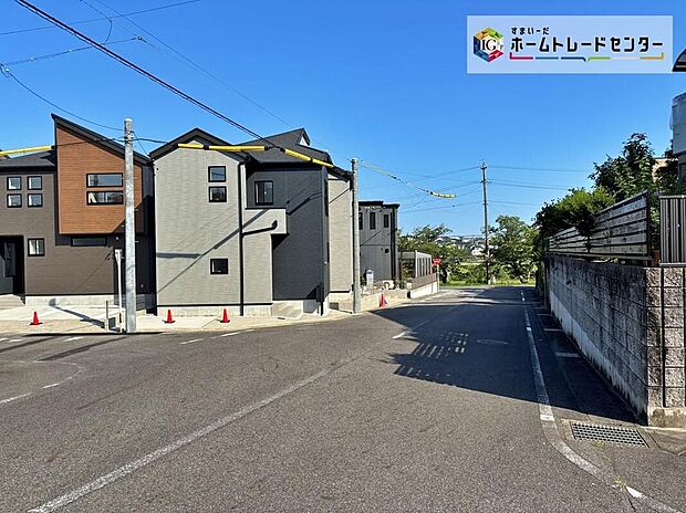 【前面道路含む現地写真】前面道路の幅員は約5.9～7.9ｍ。見通しが良く駐車もゆとりをもって行えます♪