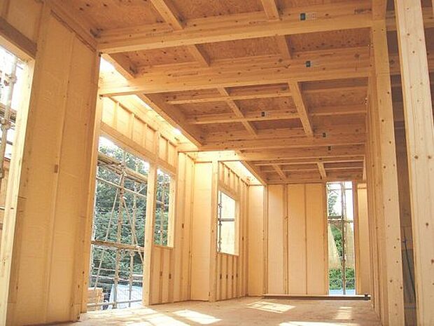 【□ホルムアルデヒド対策】特定建材は日本工業規格（JIS）、日本農林規格（JAS）のF☆☆☆☆の等級区分として、当社の標準仕様は、ホルムアルデヒドの発散量を少なく抑えた建材を採用しています。これにより、シックハウス症候群対策に対応しています。

