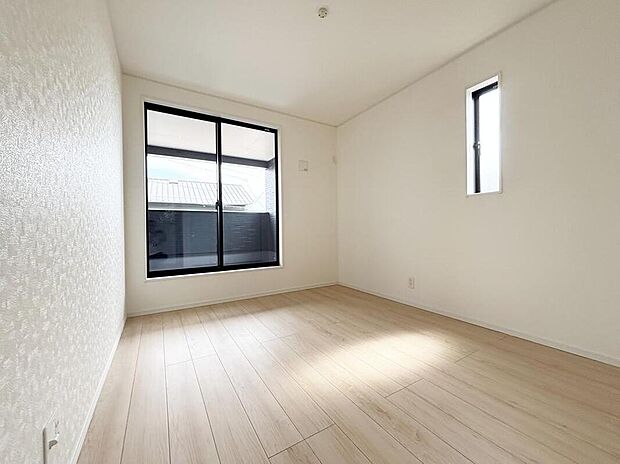 【リビング以外の居室】【１号棟】充分な広さと収納機能を備えた部屋はお子様の自発性と成長を促します。お子様の成長を支える、勉強や好きなことに没頭する学びの空間にどうぞ。