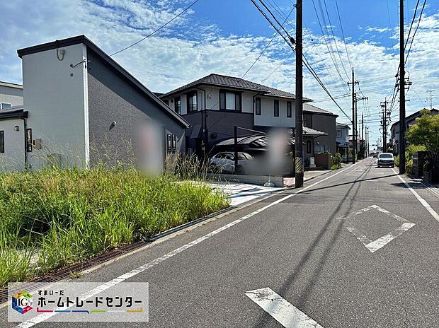 【前面道路含む現地写真】駐車スペース2台分ございますので、来客時や増車時も安心です！