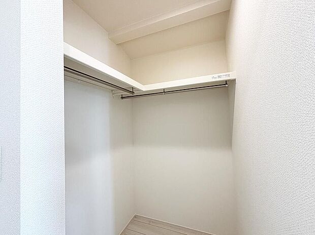 【収納】大きな荷物も収納可能なウォークインクローゼット付き！季節ごとの入れ替え不要な嬉しい設備になっています♪