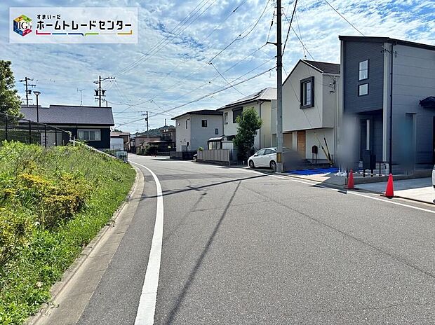 【前面道路含む現地写真】閑静な住宅街に佇む、シックなグレーとモダンな白が組み合わさったスタイリッシュな新築2階建てです。