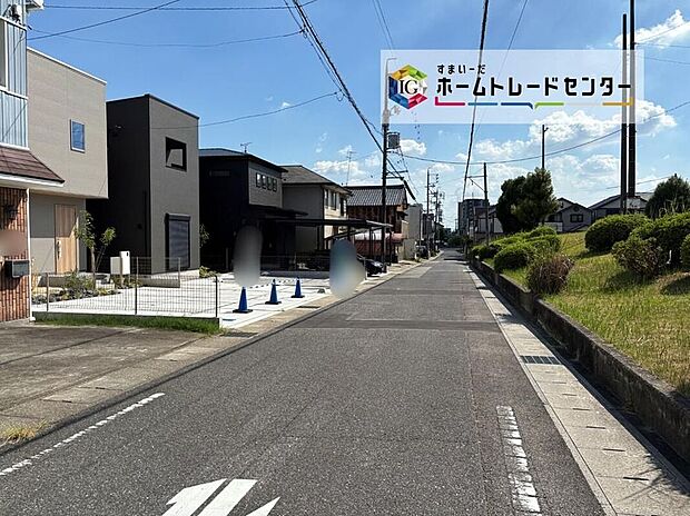 【前面道路含む現地写真】前面道路の幅員は６ｍ。見通しが良く駐車もゆとりをもって行えます♪