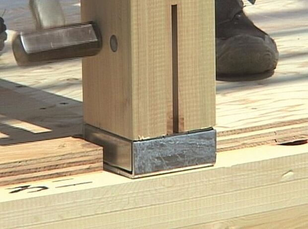 【□TロックII(オリジナル柱脚柱頭金物)】Tロックは、ホールダウン金物の約2倍の強度があり、接合部の強度を増加させ、地震や風圧がかかった場合の柱の抜けを防ぎます。