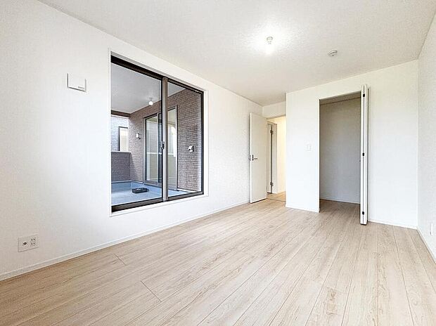 【リビング以外の居室】【2号棟】広々とした居住空間は日々の暮らしを彩り、心のやすらぎと満足感を与えてくれます。通風と採光を考慮した設計は子供たちはのびのび育ち、家族のくつろぎと団らんを生み出します。
