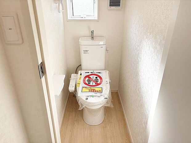 【トイレ】【2号棟】節水型でエコなトイレには、今では当たり前のシャワートイレ仕様。便座を温める機能もついていて、居心地良くてトイレから出られなくなるかも!