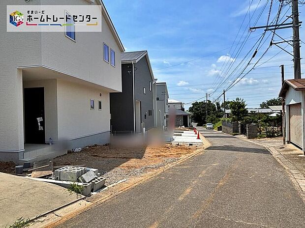 【前面道路含む現地写真】前面道路は交通量の少ない道路です。ゆとりがあり、駐車時もゆっくりと落ち着いて行える立地環境になっています♪