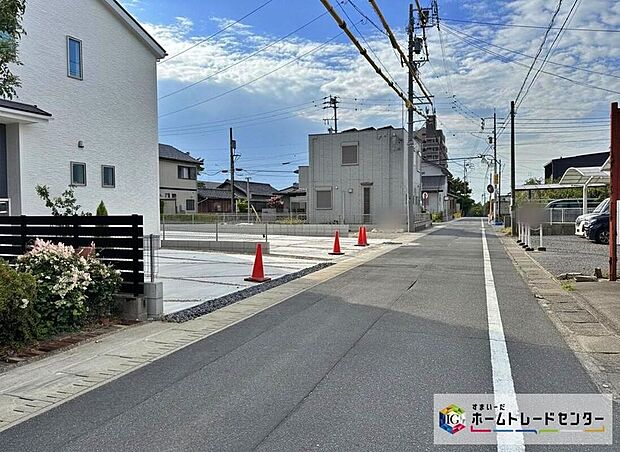 【前面道路含む現地写真】前面道路の幅員は5.2m。見通しが良く駐車もゆとりをもって行えます♪