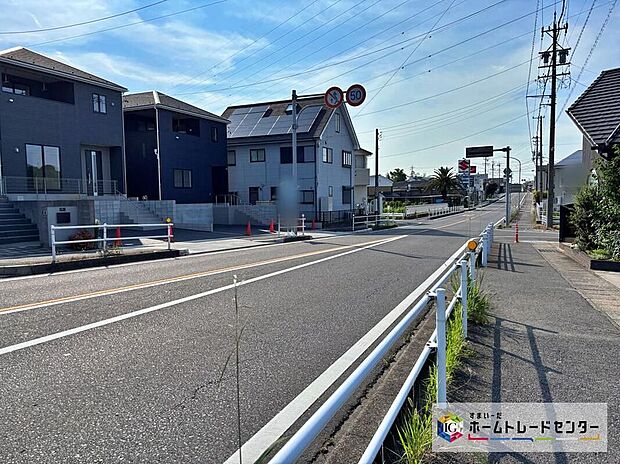 【前面道路含む現地写真】前面道路の幅員は約12.4～14.1ｍで見通し良好です♪