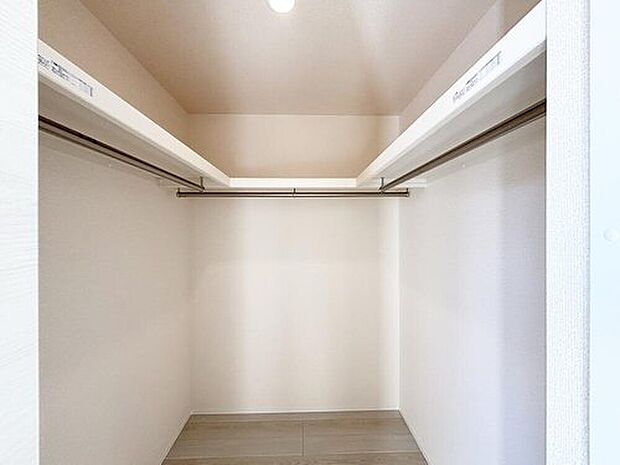【収納】【１号棟】大きな荷物も収納可能なウォークインクローゼット付き！
季節ごとの入れ替え不要な嬉しい設備になっています♪