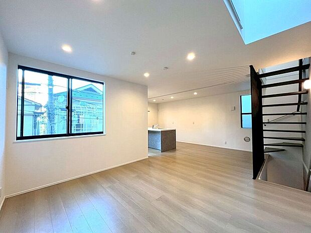 【リビング】(2025年12月)撮影落ち着いた色合いと開放感のある19帖LDK。スタイリッシュなインテリアが映える、上質なリビングです。