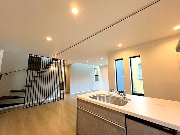 【リビング】(2025年12月)撮影落ち着いたカラーと上質な質感が調和する空間。使いやすさと美しさを両立した、モダンなキッチンです。