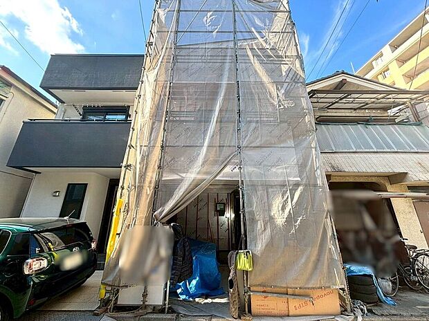 【現地】(2025年12月)撮影両面道路に面した開放感あふれる立地。陽光に包まれ、風が心地よく通り抜ける明るい住まいです。