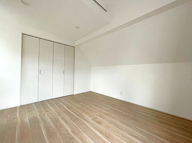 【室内】（2025年12月）撮影木目の風合いがやさしい印象を与える居室。ナチュラルな雰囲気の中で、心からリラックスできる空間です。