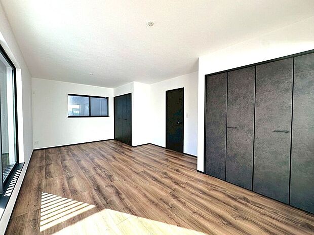 【室内】使いやすいクローゼットを備えた居室。見た目もすっきり整い、シンプルで心地よい空間が広がります。