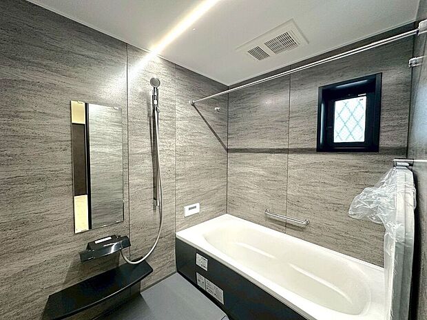 【バス】すっきりとした白いデザインが美しいバスルーム。清潔感と上質さを兼ね備えた、毎日のバスタイムが楽しみになる空間です。