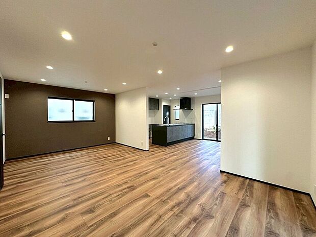 【リビング】落ち着いた色合いと開放感のある空間構成。スタイリッシュなインテリアが映える、上質なリビングです。