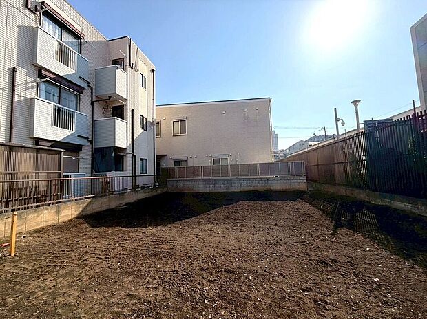 【現地】(2026年3月)撮影 ゆとりある約32坪。大型2階建てプランが叶う、更地渡し。