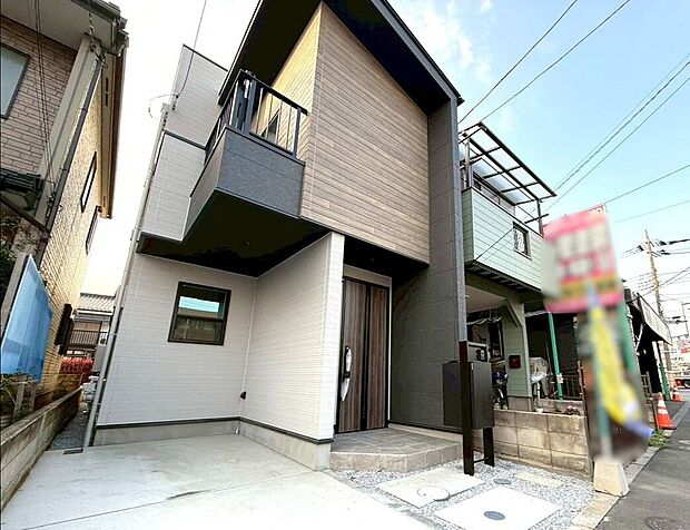 【外観】(2026年4月)撮影日当たりの良い開放的な外観。シンプルで飽きのこないデザインが魅力です。