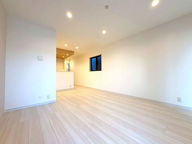 【リビング】(2026年4月)撮影家族の会話が弾む広々リビング。開放感と温もりを感じる空間設計で、毎日の暮らしを心地よく彩ります。