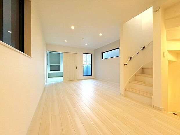 【リビング】(2026年4月)撮影柔らかな陽射しと心地よい風を感じられるリビング。ゆったりとした時間が流れる、くつろぎのひとときを演出します。