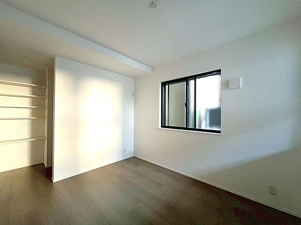 【寝室】【室内】(2025年12月)撮影豊富な収納力が魅力のウォークインクローゼット付き居室。衣類や小物をすっきり整理でき、広々とした空間で快適に暮らせます。