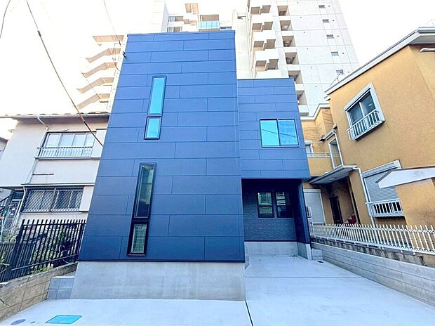 【外観】【外観】(2025年12月)撮影シンプルで飽きのこないフォルムが魅力。穏やかな住宅街に調和し、永く愛せる住まいを演出します。