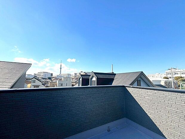 【バルコニー】【室内】（2026年2月）撮影空の下に広がる開放的なルーフバルコニー。心地よい風を感じながら、家族や友人と特別な時間を楽しめる贅沢な空間です。