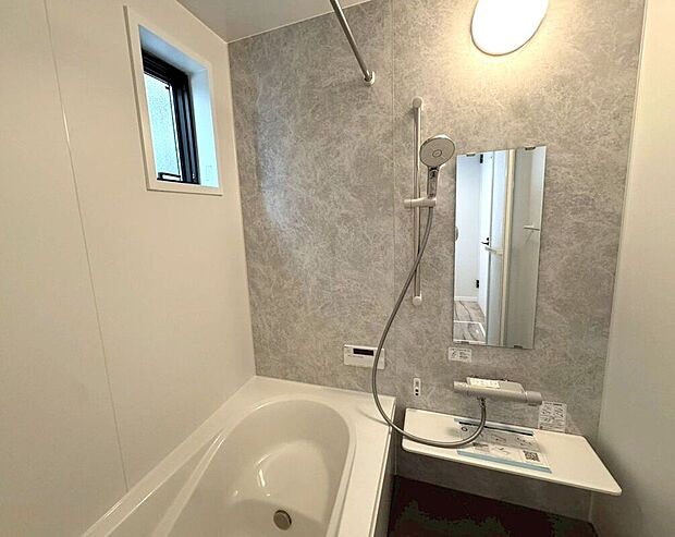 【バス】【内観】（2025年12月）撮影   すっきりとした白いデザインが美しいバスルーム。清潔感と上質さを兼ね備えた、毎日のバスタイムが楽しみになる空間です。