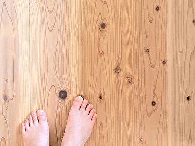 【冷暖房・空調設備】■床暖房冬も足元から心地よく暖める床暖房をリビングに2面完備。空気を汚さず快適で、省エネ効果も期待できます。