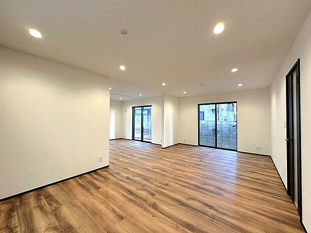 【リビング】【リビング】大きな窓からたっぷり光が差し込む、明るく開放的なリビング。家族の笑顔が自然と集まる、心地よい空間です。