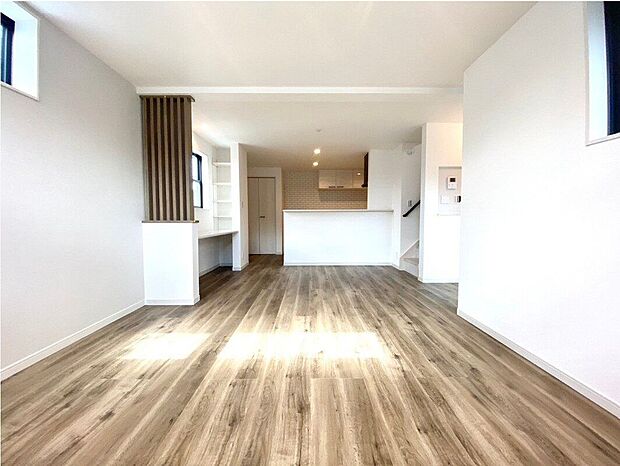 【建物プラン例　（内観写真）】【施工例】